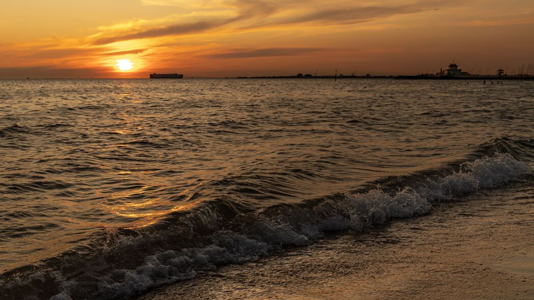 日落海洋冲浪美景，3840x2160高清4K壁纸，海滩海浪风景图下载