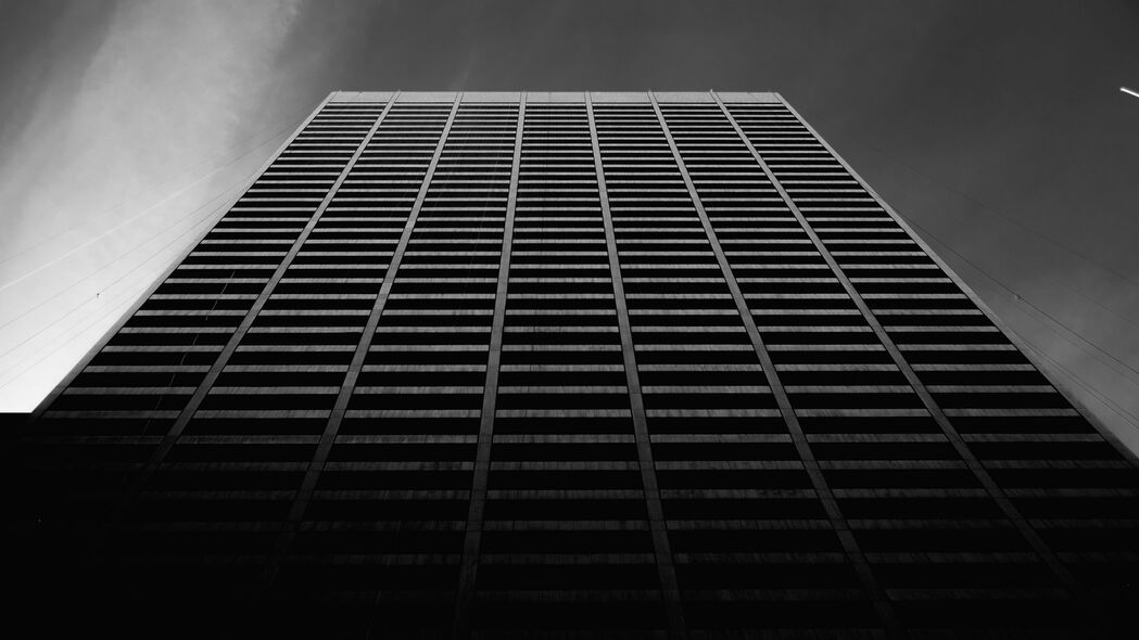 高清4K黑白建筑仰视图立面壁纸，3840x2160极致清晰度，免费下载