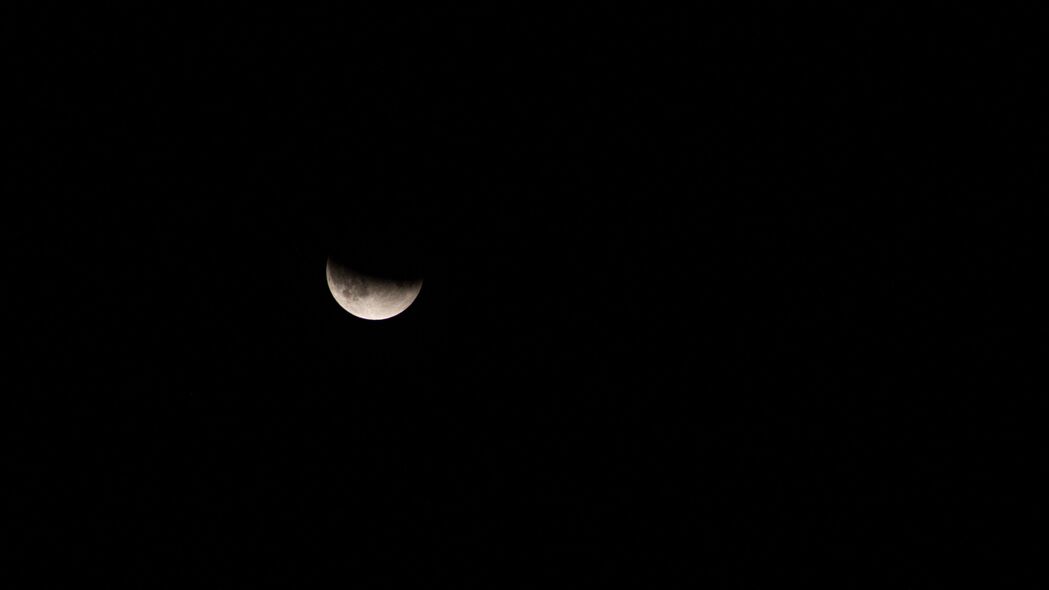 月亮太空卫星之夜，棕褐色调下的4K高清壁纸，3840x2160分辨率，免费下载