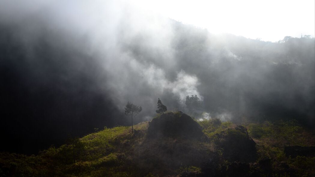 山脉丘陵雾景，树木葱茏自然美，4K高清壁纸3840x2160下载