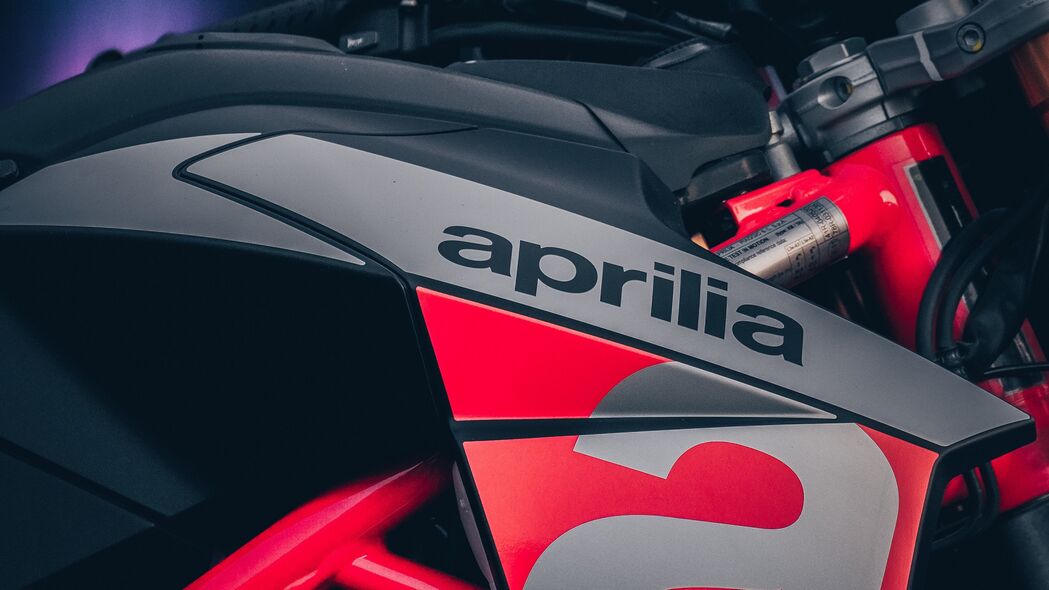 Aprilia摩托车与自行车运动高清侧视图，4K超清壁纸3840x2160免费下载