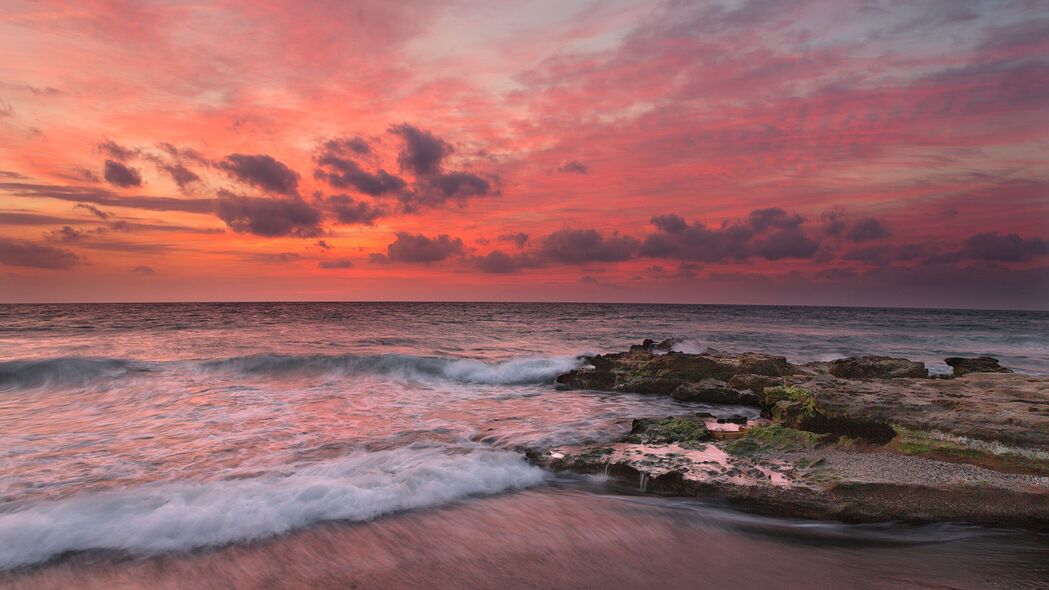 日落冲浪，海浪拍击岩石，绝美4K壁纸（3840x2160高清下载）