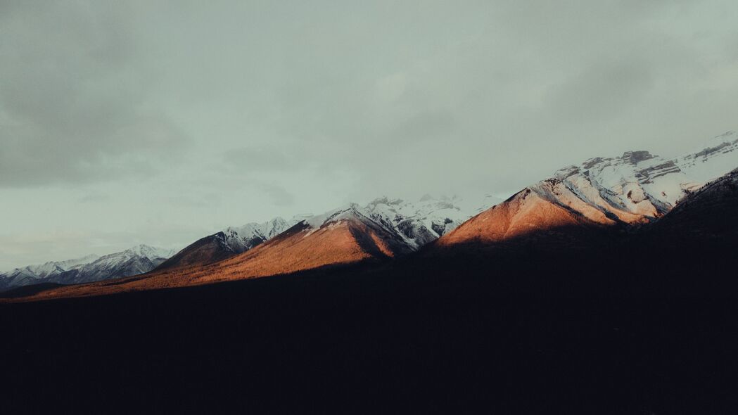 自然之美，雄伟山脉与雪峰，高清阴影4K壁纸，3840x2160超清下载