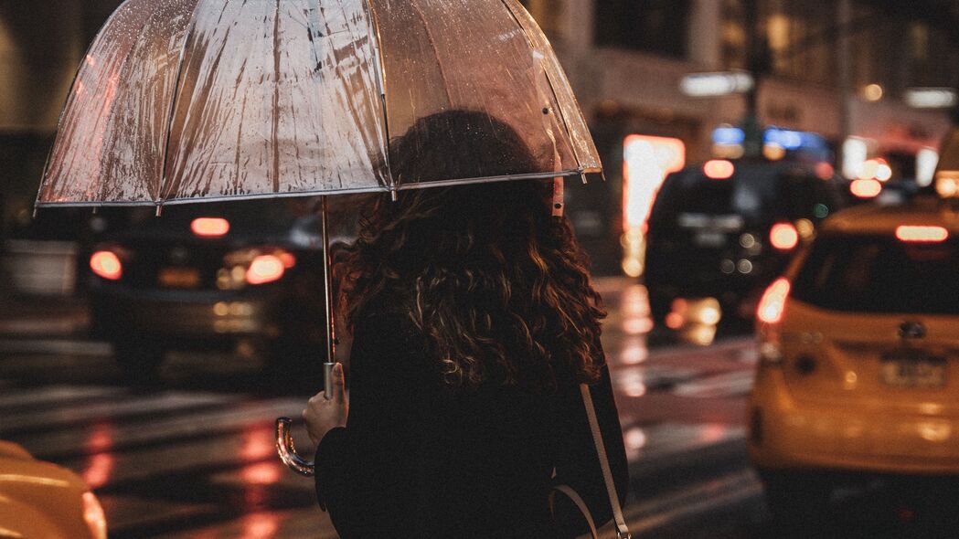 女孩撑伞漫步雨夜街道-4K超高清壁纸（3840x2160）免费下载