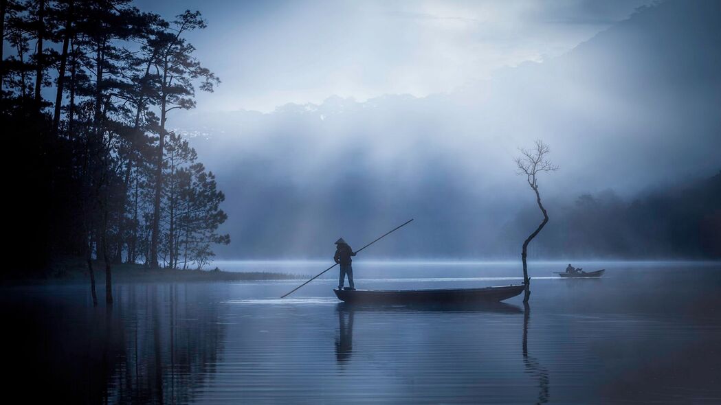 人船湖雾共绘黄昏美景，精选4K高清壁纸，3840x2160分辨率，免费下载