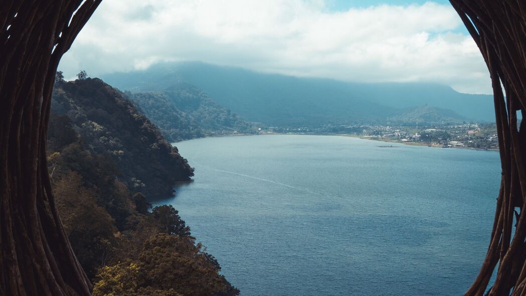 海湾、山脉与雾，自然之美概览，高清4K休息壁纸（3840x2160）下载