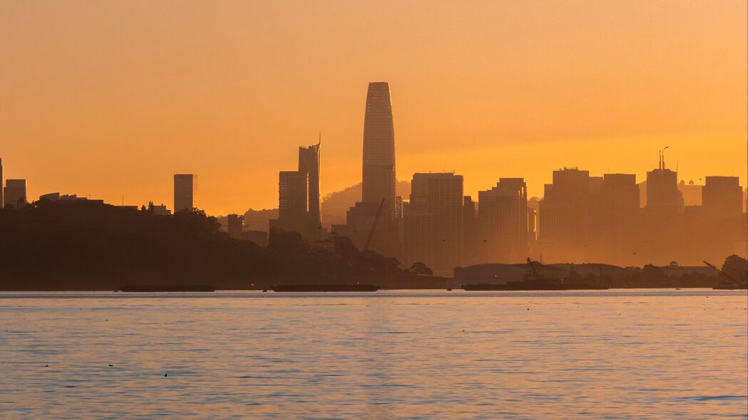 城市建筑海岸雾景，绝美日落4K壁纸，3840x2160超清风景图片下载
