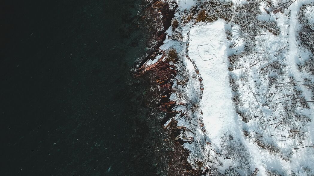 大海海岸鸟瞰，雪冬之美，4K超高清壁纸（3840x2160）免费下载