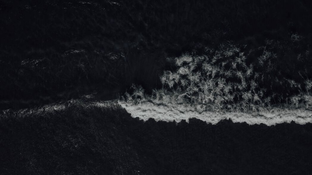极致黑白鸟瞰，4K高清波浪大海壁纸，3840x2160分辨率，精美背景图片免费下载