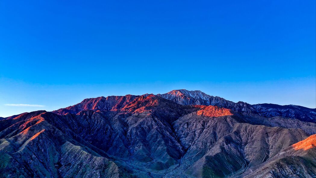 4K高清山脉天空风景壁纸，绝美3840x2160分辨率，畅享自然之美