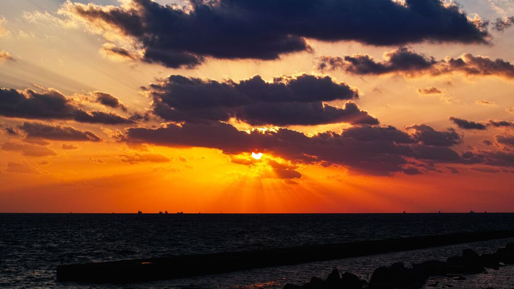 日落时分大海美景，太阳与云彩共绘的壮丽画卷，高清4K风景壁纸（3840x2160）免费下载