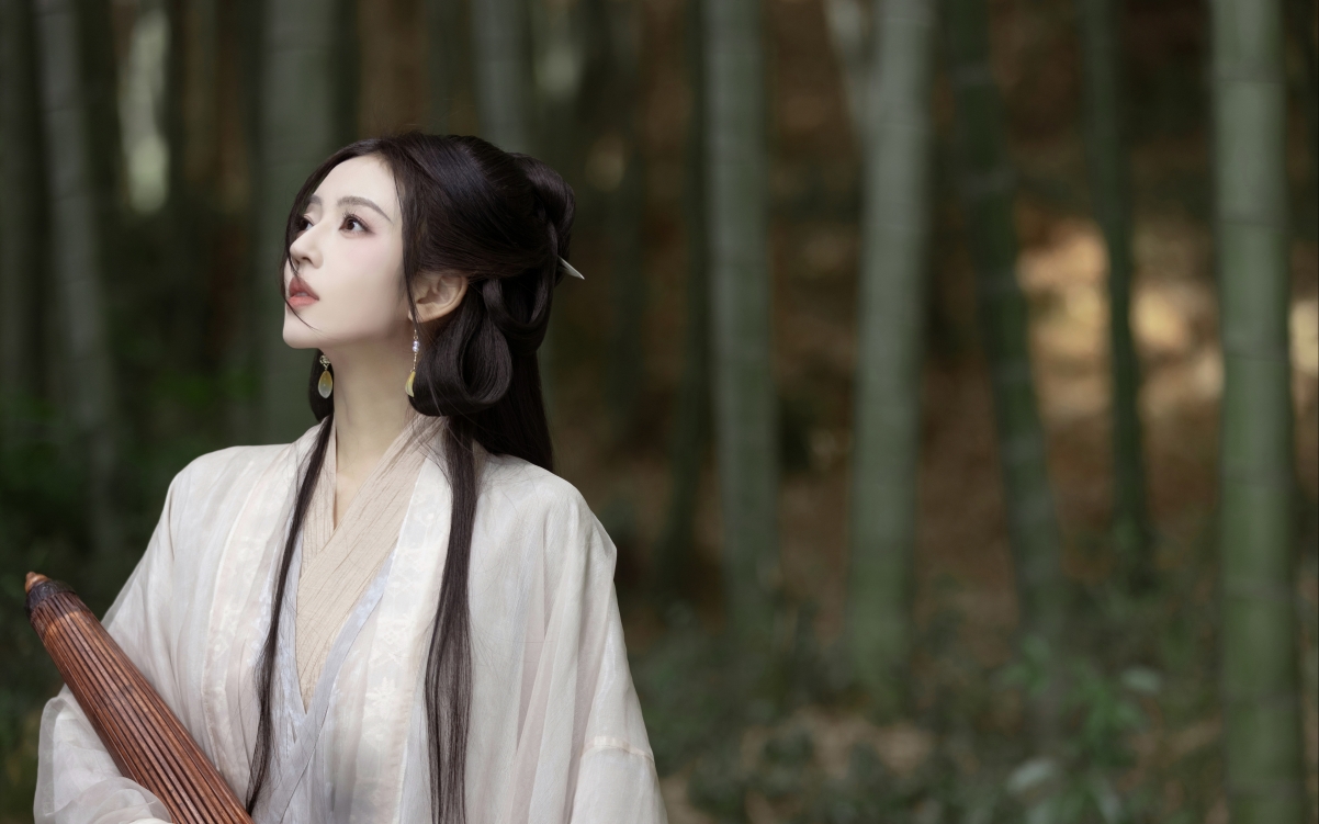 古风美女何瑞贤竹林气质4K高清壁纸 3840x2400 精美图片下载