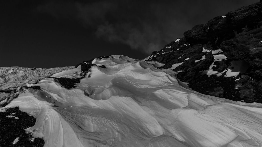 绝美雪山斜坡4K高清壁纸，黑白经典，3840x2160分辨率，下载尊享