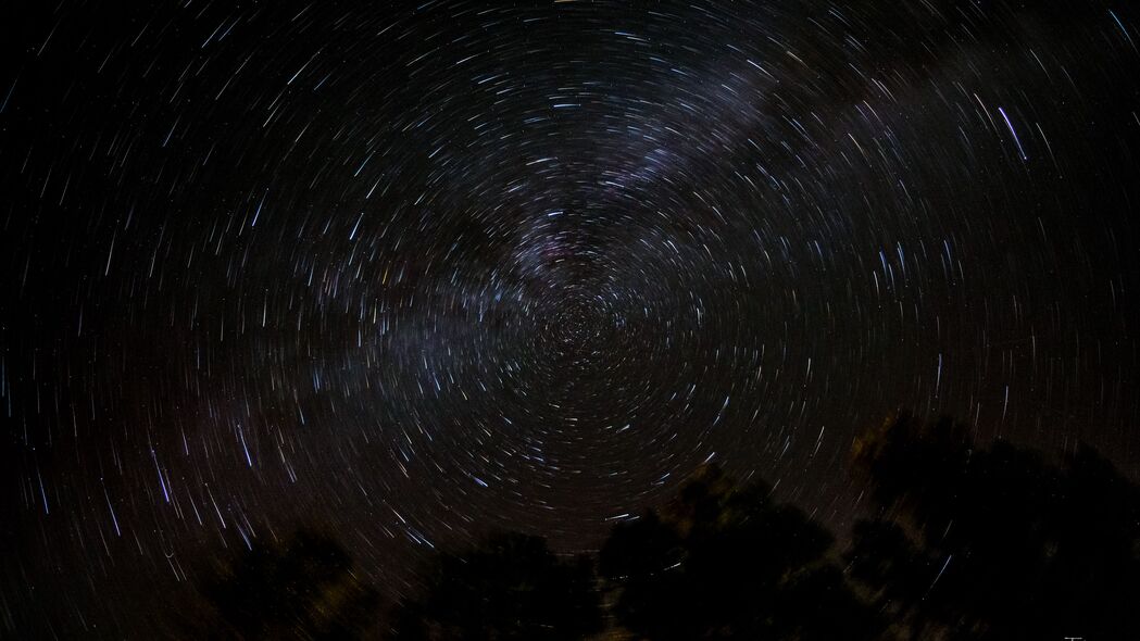 星空深邃模糊旋转4K壁纸，高清3840x2160背景图片下载，探索无限宇宙空间