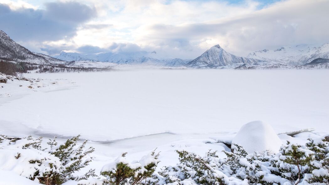 4K山脉雪景壁纸，冬日山谷风光，高清3840x2160壁纸下载