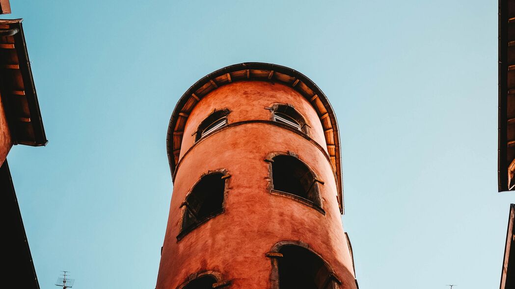 塔与旧建筑之美，精选4K高清壁纸，3840x2160分辨率，免费下载