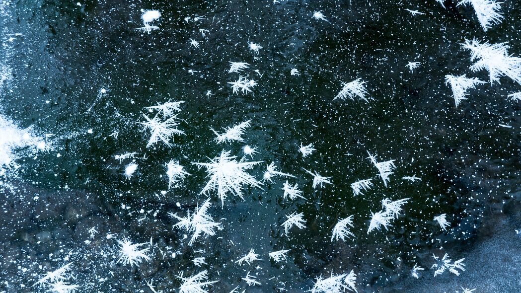 冬季雪景冰晶高清壁纸，宏美4K背景图片，3840x2160分辨率，免费下载