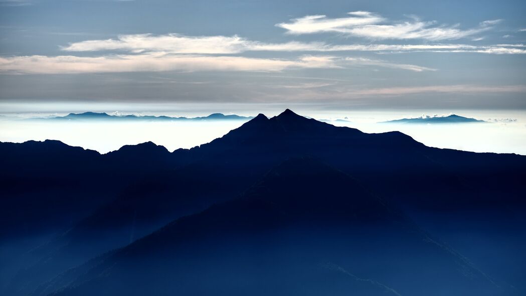4K深色山脉云雾风景，高清山峰壁纸3840x2160下载