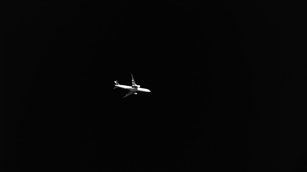 极简黑白天空飞机4K壁纸，高清3840x2160深色背景图片，免费下载