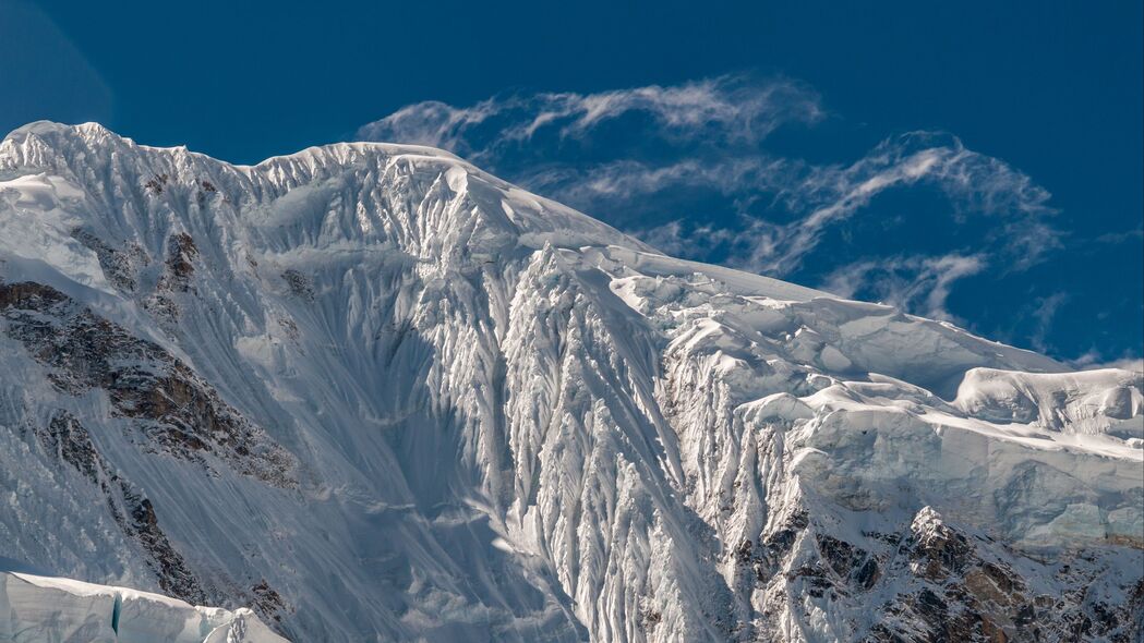 山峰雪景冰斜坡绝美4K壁纸，高清3840x2160大图下载
