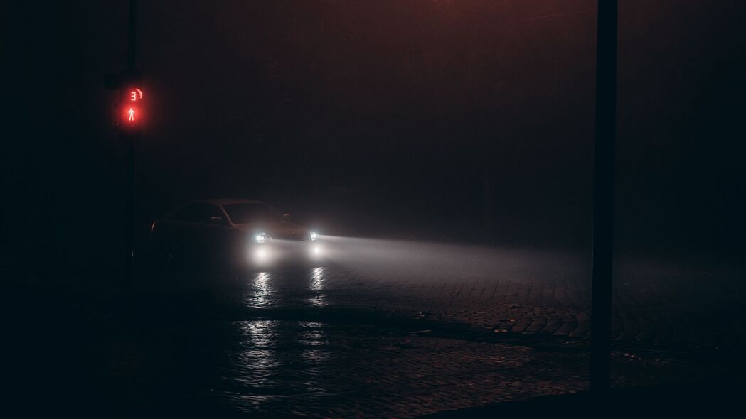 夜晚迷雾中，道路红绿灯光映照下的4K高清壁纸（3840x2160）