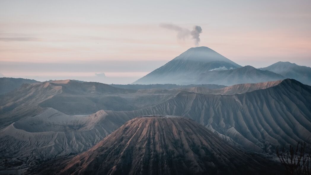 火山之巅，峰峦烟雾缭绕，绝美4K风景壁纸（3840x2160高清下载）