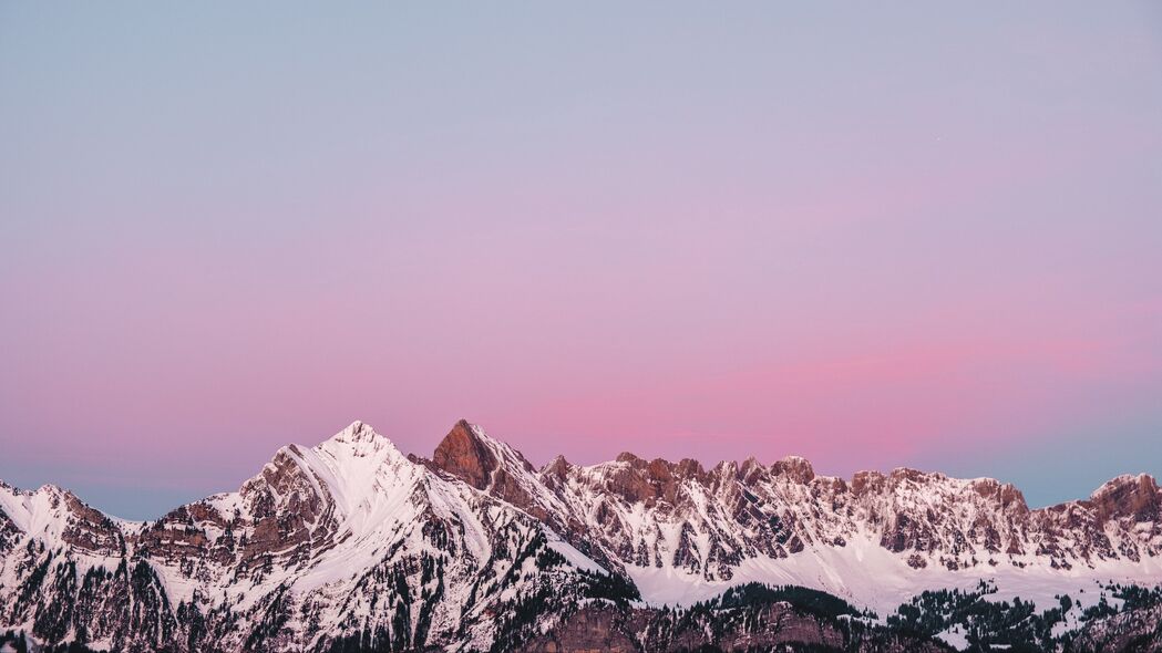 山脉之巅，峰峦雪景，天空如画，4K超清3840x2160风景壁纸下载