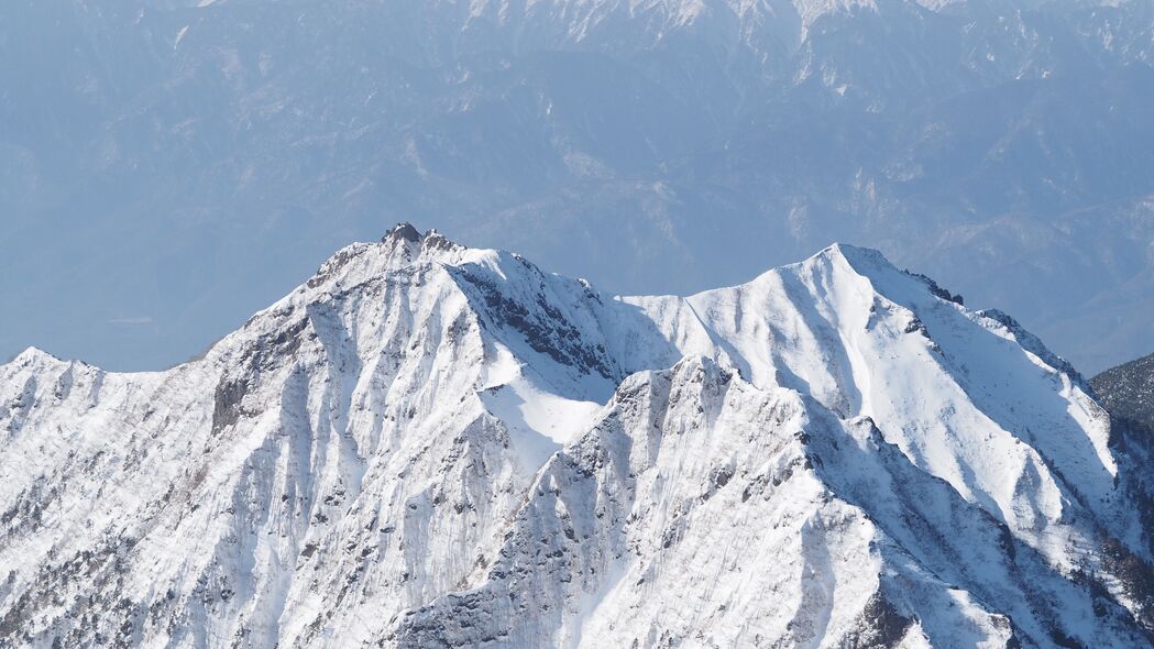 山脉之巅，壮丽雪峰4K高清壁纸，3840x2160极致视觉享受