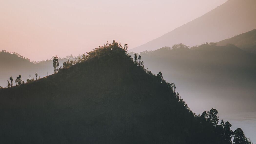 山峰雾景黄昏4K高清壁纸，3840x2160超清风景图片下载