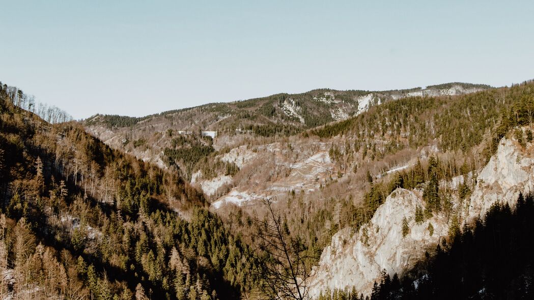 山脉鸟瞰，斜坡绿意盎然，4K超清壁纸3840x2160，自然风景尽收眼底