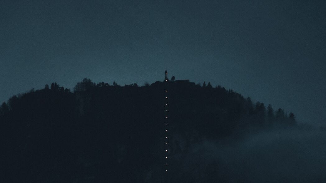 暗夜山脉迷雾缭绕，4K超清壁纸，3840x2160高清背景图片下载