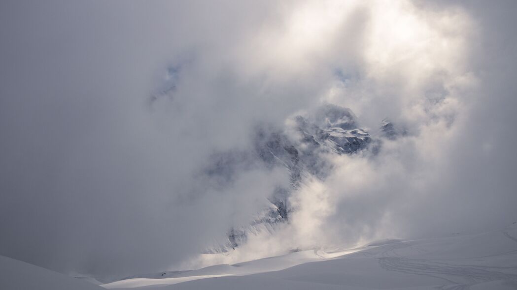 山脉雪云美景，高清4K白色风景壁纸，3840x2160分辨率，畅享自然之美