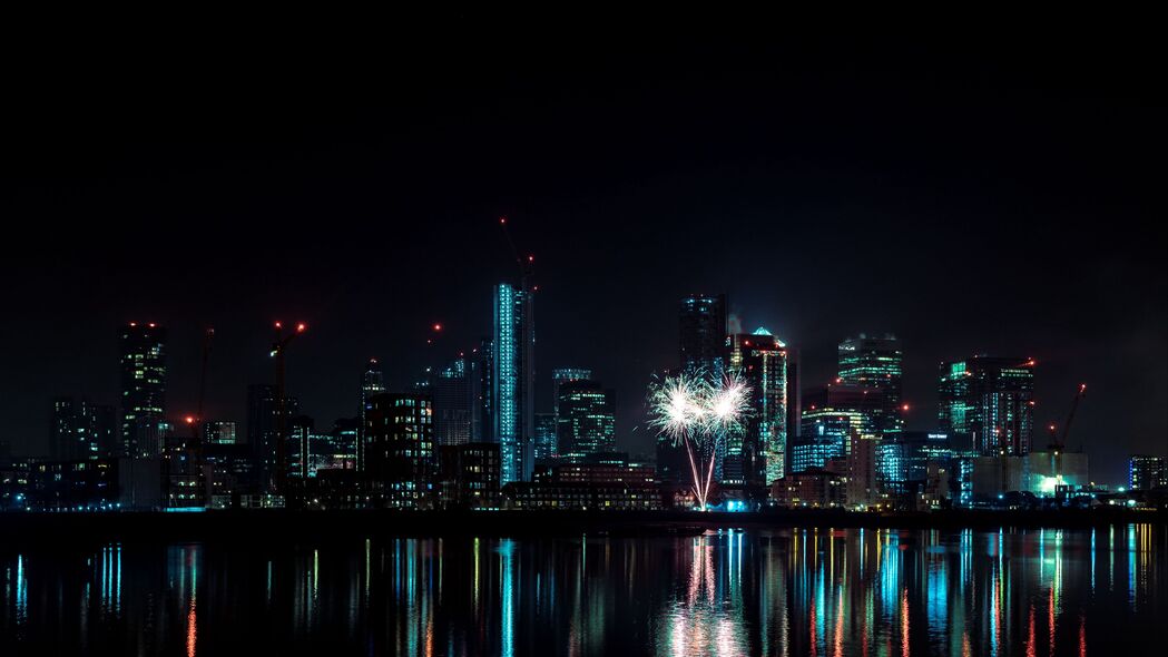 夜城水映烟花，建筑倒影绝美，4K高清壁纸下载（3840x2160）