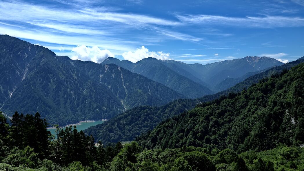 山脉森林山谷湖泊绝美风景，4K高清壁纸，3840x2160分辨率，一键下载！