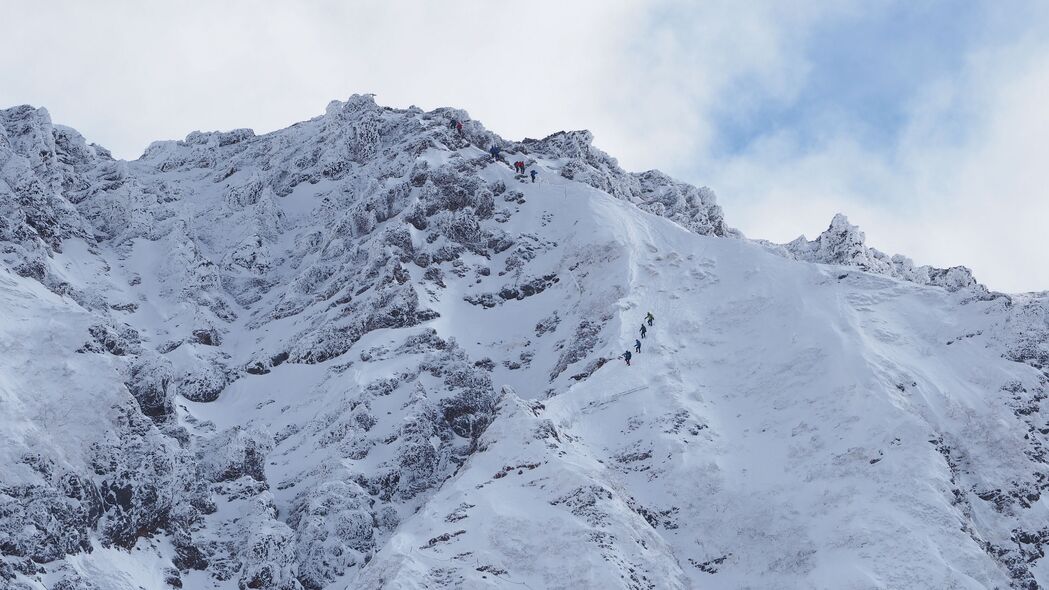 山坡雪人4K超清壁纸，3840x2160高清风景图片下载