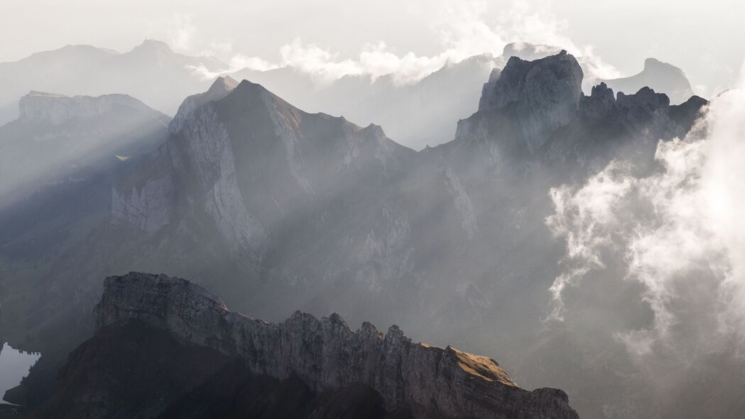 山脉峰峦叠翠，云雾缭绕4K超清壁纸 - 3840x2160高清风景图片下载