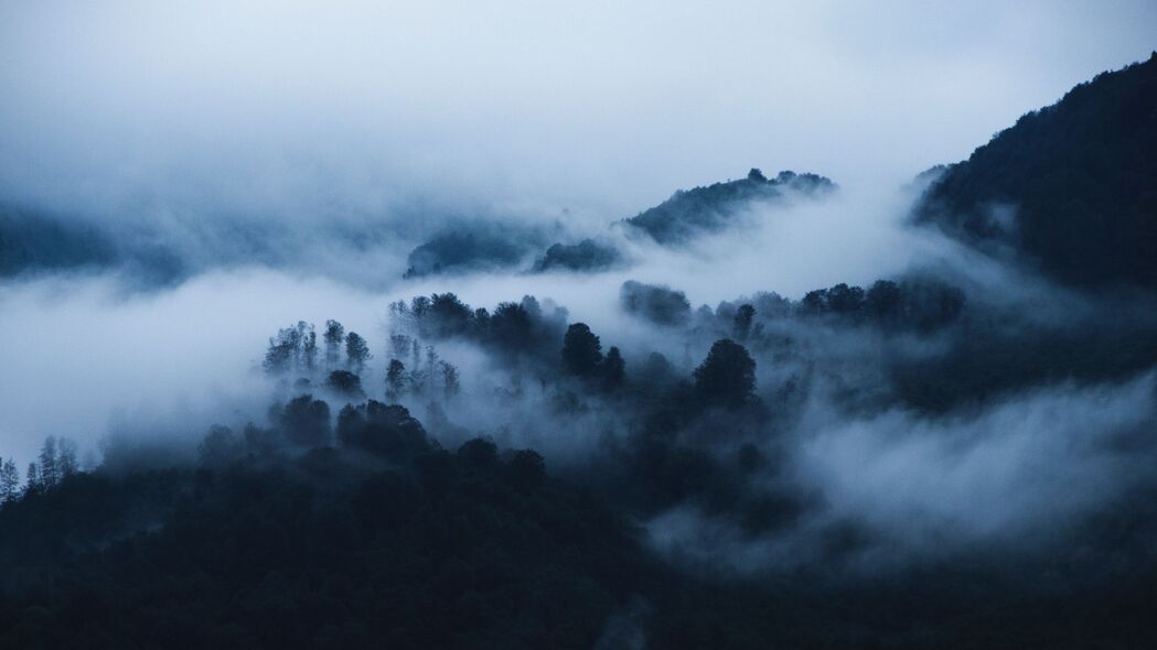 山脉雾绕云漫，树木葱茏风景美，精选4K高清壁纸，3840x2160分辨率免费下载