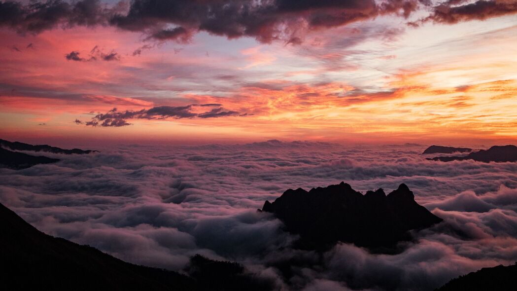山脉云海日落雾景，深色系4K高清壁纸，3840x2160超清风景图片下载