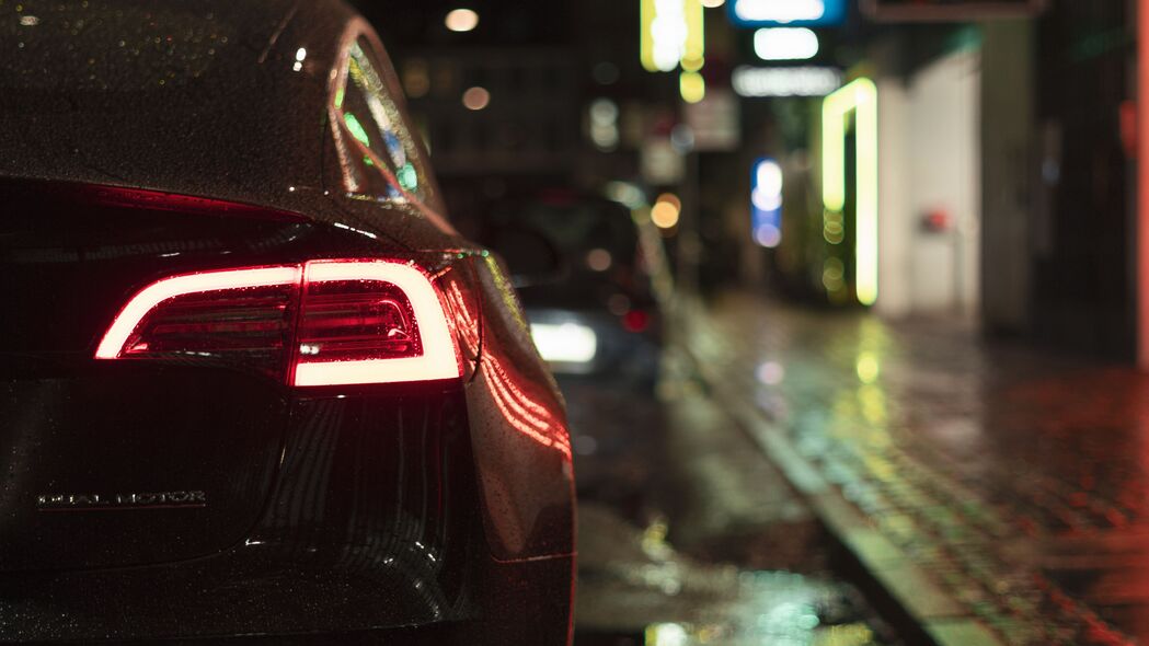 4K高清壁纸，夜晚街道中的黑色汽车，璀璨灯光点亮3840x2160细腻画质