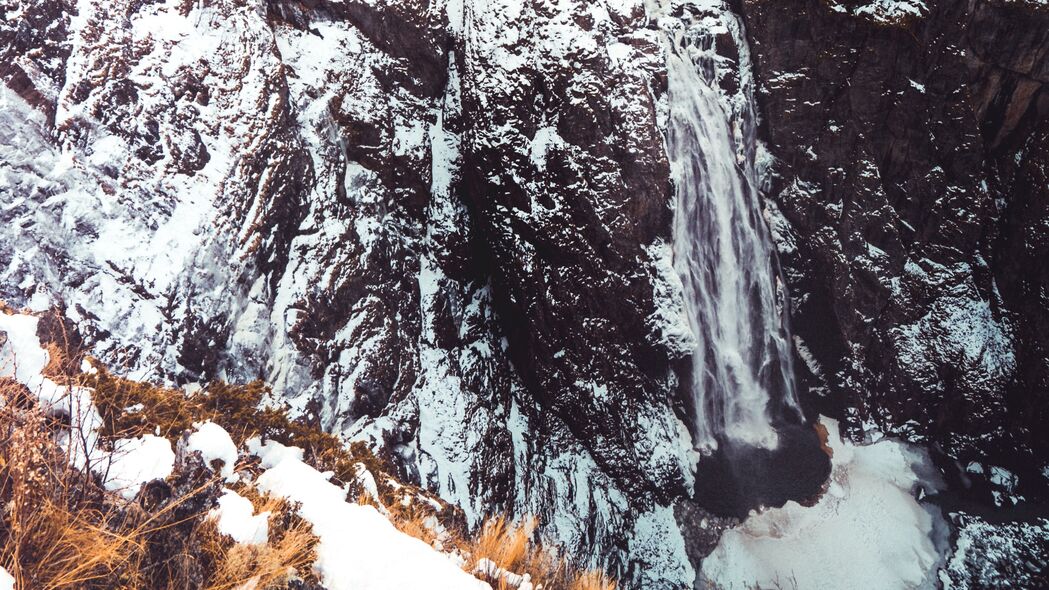 冬日雪景，瀑布冻结于悬崖之巅，4K高清壁纸，3840x2160分辨率美景下载