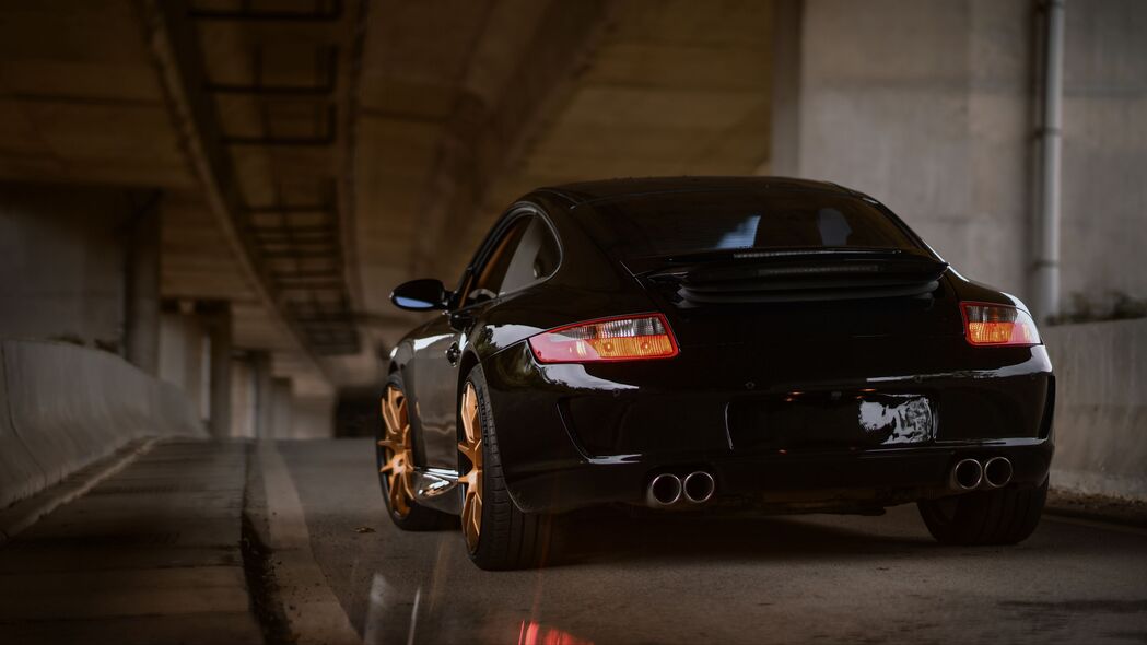 保时捷997 Carrera黑色超级跑车，炫酷后视4K壁纸，高清3840x2160下载