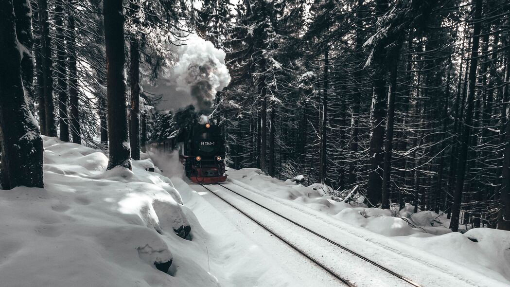 机车驰骋雪域森林，火车穿越冬日仙境 - 4K高清壁纸3840x2160免费下载