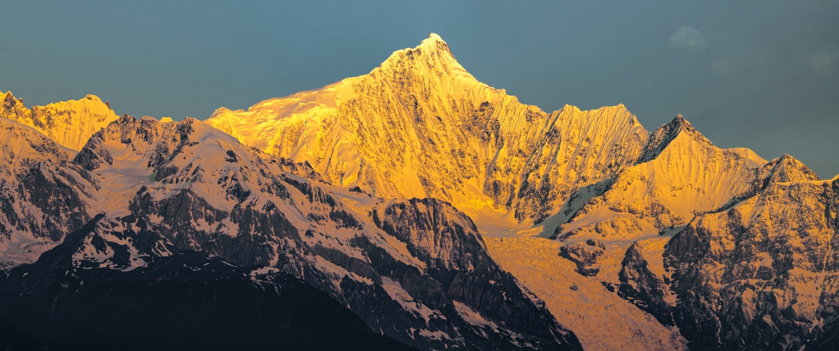 日照金山4K带鱼屏壁纸，超清3440x1440风景图片，一键下载！