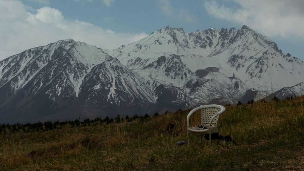山脉草坪椅子自然美景，4K高清壁纸，3840x2160超清下载