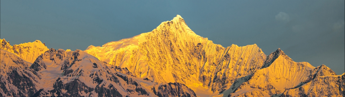 日照金山双屏4K高清壁纸，绝美风景，5120x1440分辨率畅享下载