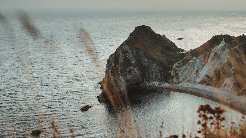 海岸岩石鸟瞰，大海美景尽收眼底，4K高清风景壁纸3840x2160免费下载