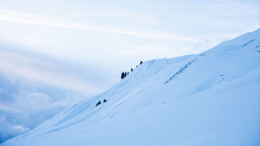 冬日山雪斜坡绝美风景4K壁纸，高清3840x2160分辨率下载