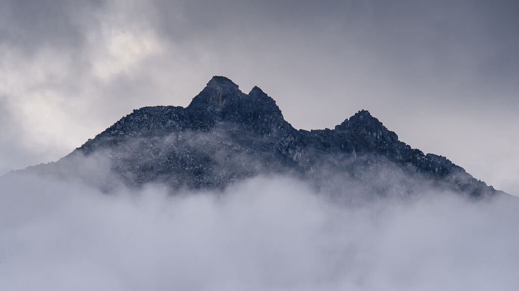 山景云雾缭绕，高清4K壁纸，3840x2160超清下载