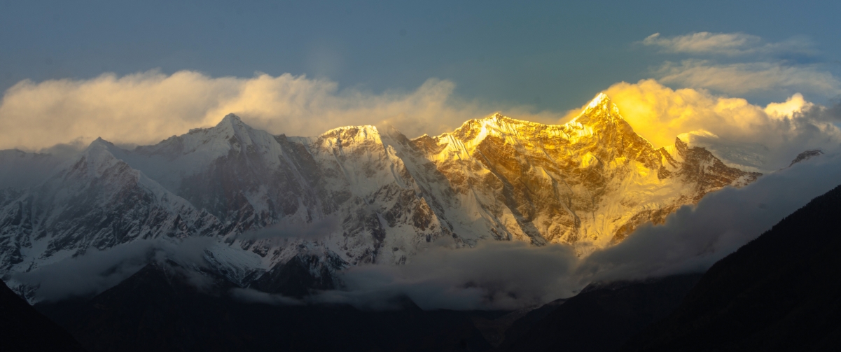 日照金山绝美风光，3440x1440超清4K壁纸，一键下载高清美景！