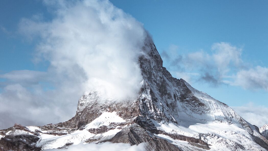 山峰云雪绝美4K壁纸，3840x2160超清风景图片，一键下载！
